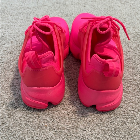 Nike Hot Pink Running Shoes - Picture 3 of 5